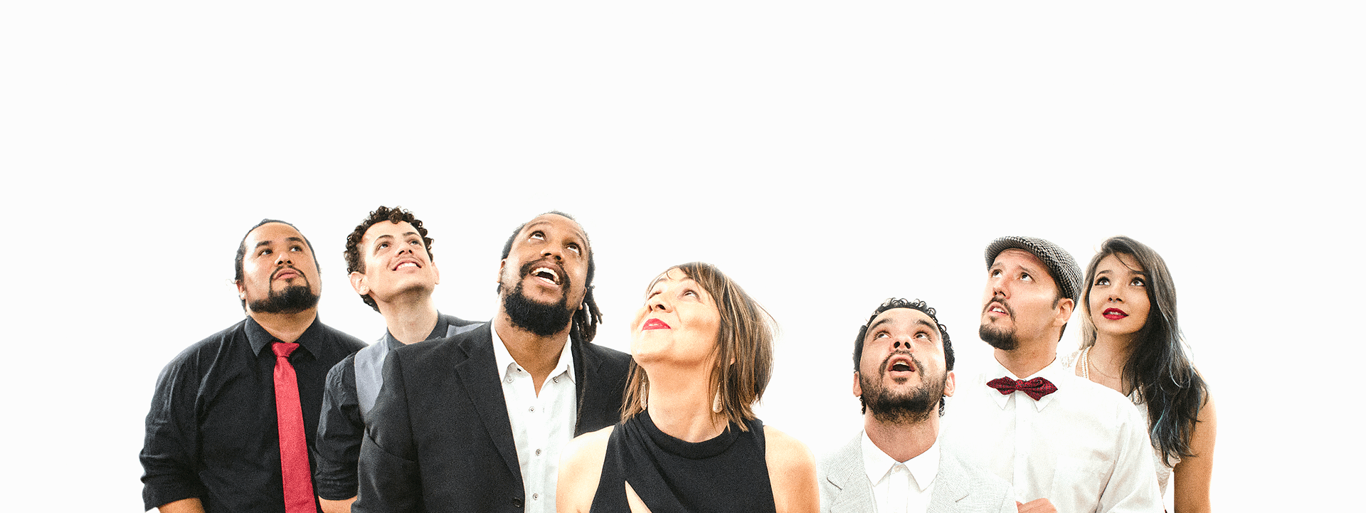 Color photo of 7 artists, five men and two women, looking up with hopeful faces. Above the photo, the title "4 por 4 escuta essa dança”.